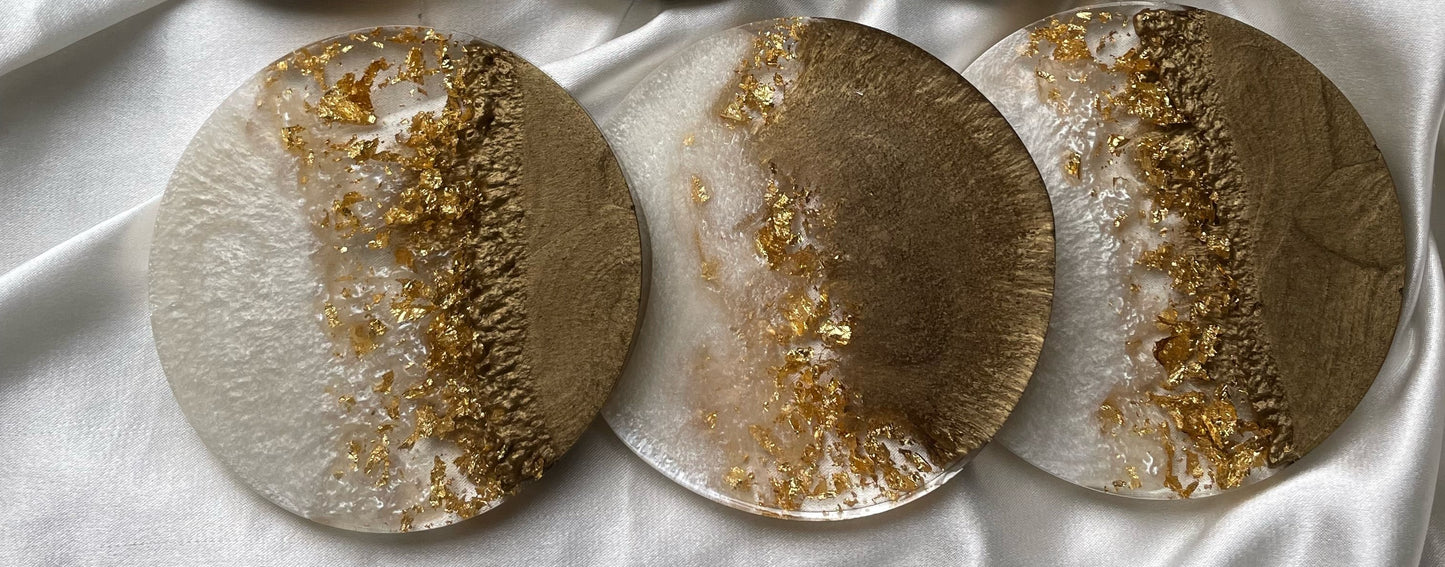 Pearl white and gold round coaster set